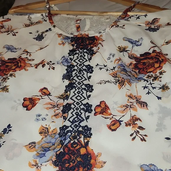 BEAUTIFUL DAINTY TOP WITH SHOULDER CUTOUTS size Sm - Picture 3 of 4